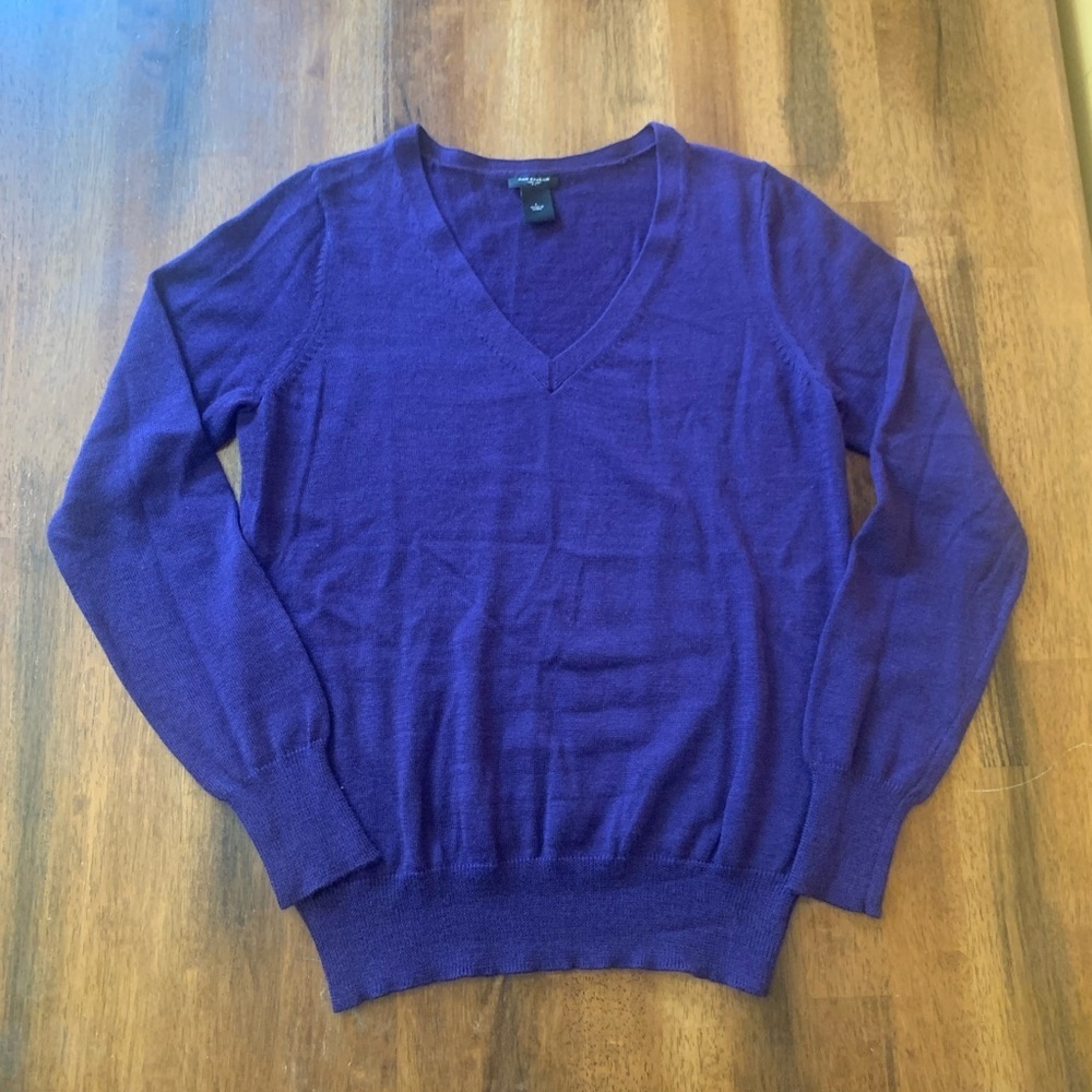 Ann Taylor Sweater Large Purple V-Neck Classic Knit Design Wool blend Preppy